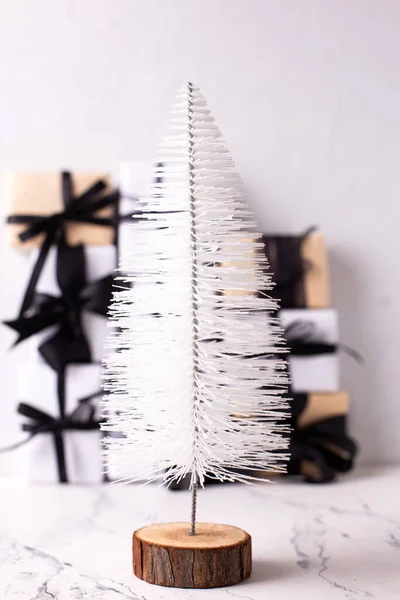 现代的白色装饰圣诞树在一组包装好的盒子前 上面有白色纹理背景的礼物 案文的位置 — 图库照片