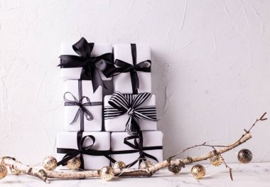 Beyaz desenli arka planda hediyeleri olan paketlenmiş kutular. İskandinav tarzı. Metin için yer.