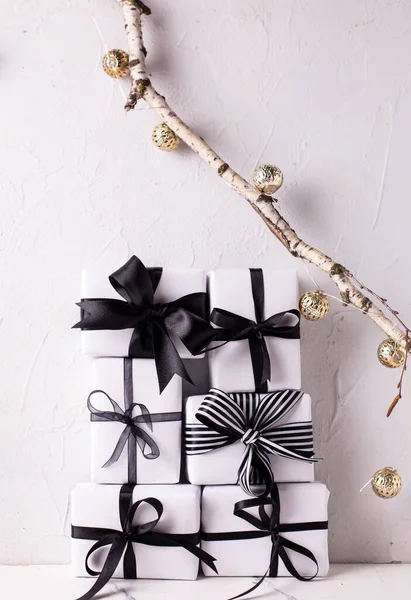 Boîtes Enveloppées Festives Avec Des Cadeaux Sur Fond Texturé Blanc — Photo