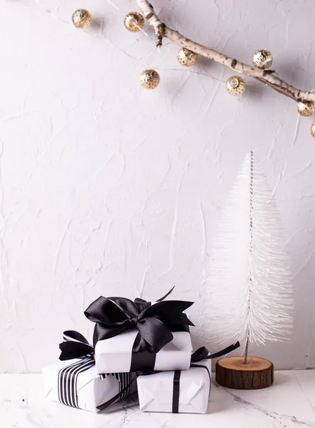 白の質感の背景にプレゼントとラップボックスの現代的な白い装飾クリスマスツリーとグループ テキストの場所 — ストック写真