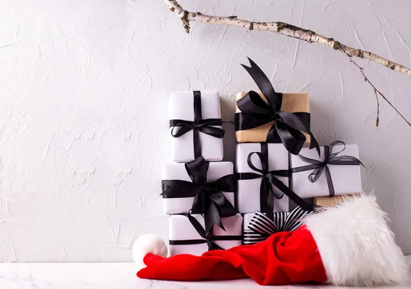 Ensemble Boîtes Enveloppées Avec Cadeaux Chapeau Rouge Santas Sur Fond — Photo