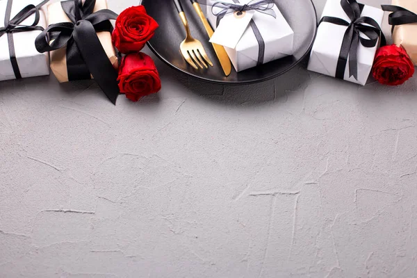 Diseño Romántico Placa Negra Cuchillo Tenedor Cajas Con Regalos Flores — Foto de Stock