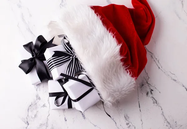 Boîtes Enveloppées Noir Blanc Avec Des Cadeaux Chapeau Rouge Santas — Photo