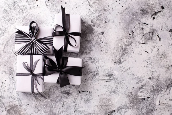 Boîtes Enveloppées Avec Des Cadeaux Sur Fond Gris Texturé Style — Photo