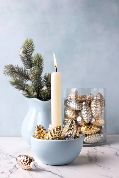 Cartão Postal Natal Decorações Cones Dourados Prateados Velas Brancas Ramos — Fotografia de Stock