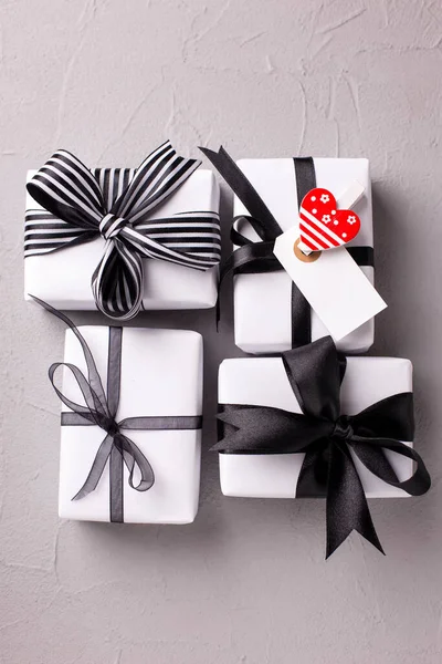 Boîtes Avec Cadeaux Avec Coeur Rouge Sur Fond Gris Texturé — Photo
