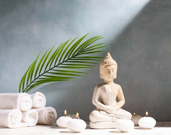 Beruhigende Wellness Umgebung Buddha Und Brennende Kleine Weiße Kerzen Vor — Stockfoto