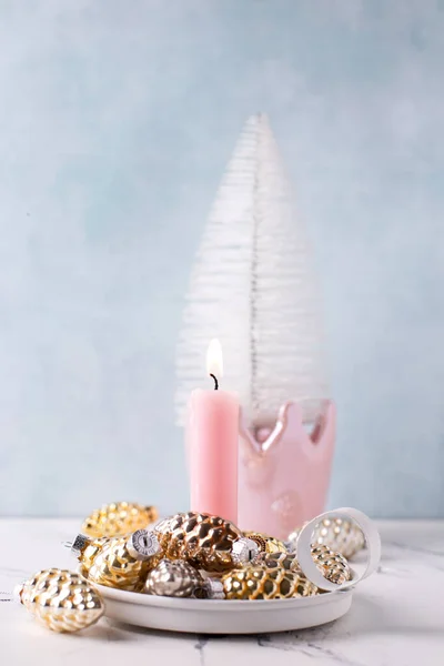 Зимові Канікули Листівка Рожева Палаюча Свічка Золоті Срібні Декоративні Конуси — стокове фото