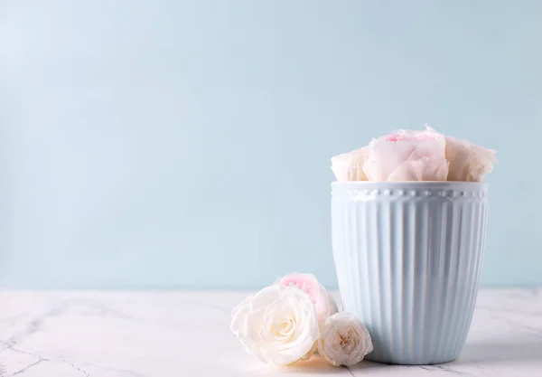 Hellblaue Tasse Und Weiße Rosen Blühen Darin Auf Weißem Marmorgrund — Stockfoto
