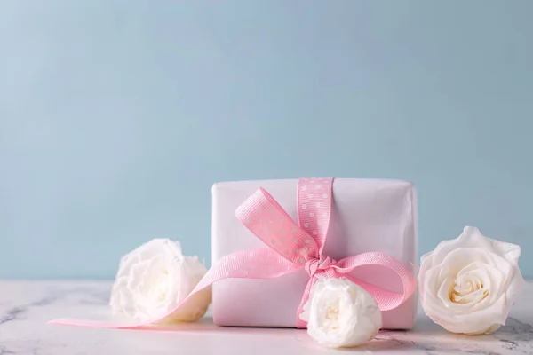 Καρτ Ποστάλ Τυλιγμένο Κουτί Λουλούδια Και Λευκά Τρυφερά Τριαντάφυλλα Ενάντια — Φωτογραφία Αρχείου
