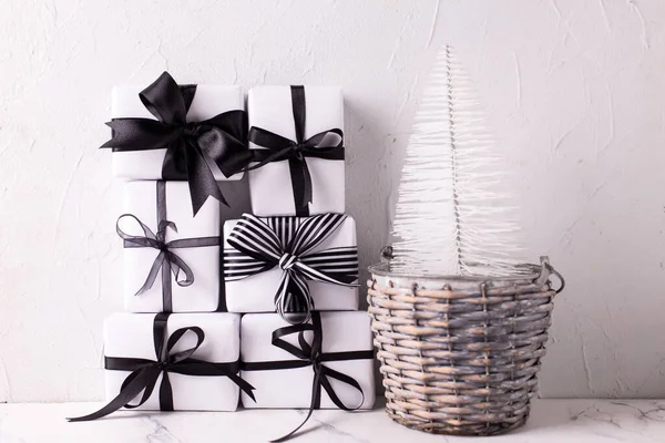 Szett Csomagolt Dobozok Ajándékokkal Dekoratív Fehér Karácsonyfa Vödörben Ellen Fehér — Stock Fotó