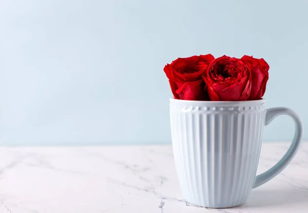 Coupe Bleu Clair Roses Rouges Fleurs Elle Sur Fond Marbre — Photo