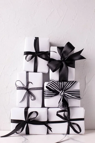 Fekete Fehér Karácsony Csomagolt Dobozok Ajándékokkal Fehér Texturált Falon Skandináv — Stock Fotó
