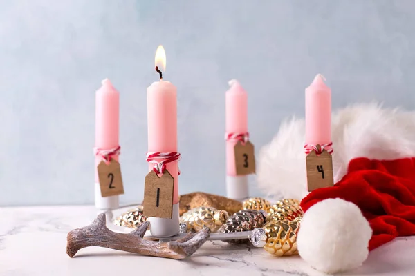Χριστουγεννιάτικη Κάρτα Σβήστε Κεριά Ροζ Κερί Χρυσά Και Ασημένια Διακοσμητικά — Φωτογραφία Αρχείου