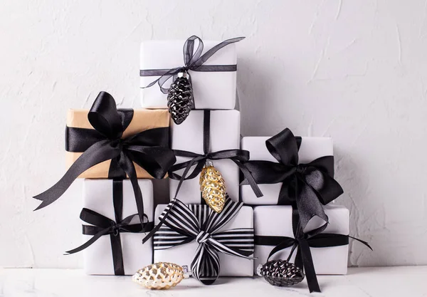 Fekete Fehér Arany Karácsony Csomagolt Dobozok Ajándékokkal Arany Dísztárcsákkal Fehér — Stock Fotó