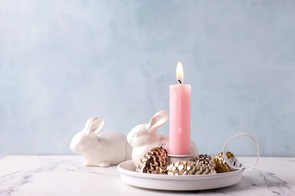 Vita Kaniner Och Brinnande Rosa Ljus Vit Marmor Bakgrund Mot — Stockfoto