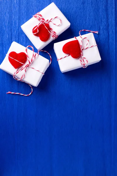 明るい青の質感の紙の背景に心を持つプレゼント付きの箱 テキスト用の場所 最上階だ ロマンチックなポストカード — ストック写真