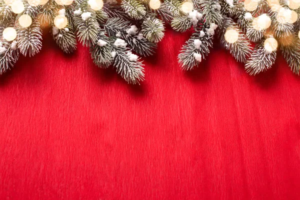 Kırmızı Kağıtta Köknar Ağacı Dalları Var Üst Manzara Noel Yeni — Stok fotoğraf