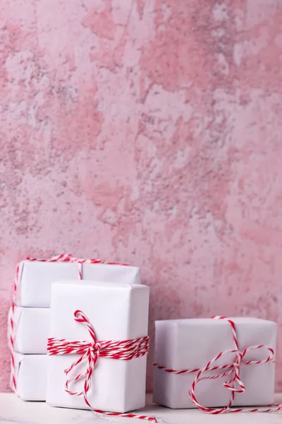 Set Wrapped Boxes Presents Pink Texturált Fal Helyezze Szöveget Képeslap — Stock Fotó