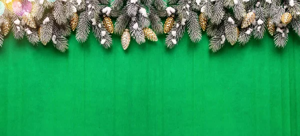 Baner Motywem Świątecznym Gałęzie Jodły Zielonym Papierze Teksturowanym Tle Widok — Zdjęcie stockowe