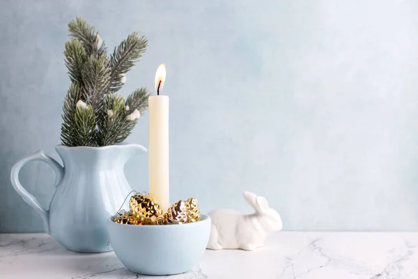 Fundo Natal Vela Branca Queimando Cones Decorativos Dourados Coelho Branco — Fotografia de Stock