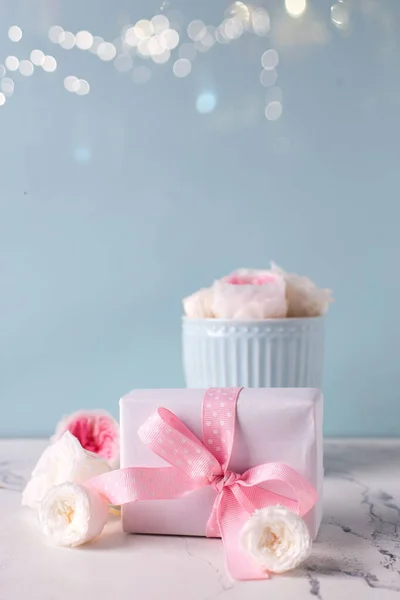 Kartka Pudełkiem Teraźniejszymi Białymi Delikatnymi Kwiatami Róż Jasnoniebieskim Kubku Niebieskiej — Zdjęcie stockowe
