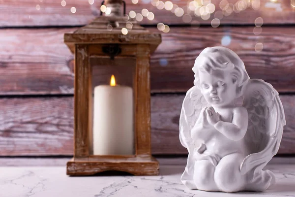 Kleine Statue Von Weißem Winkel Und Laterne Mit Brennender Kerze — Stockfoto