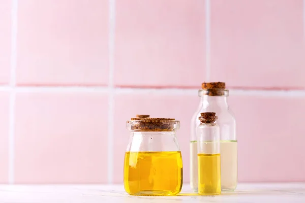 Botellas Con Aceite Aroma Esencial Contra Pared Baldosas Rosadas Enfoque —  Fotos de Stock