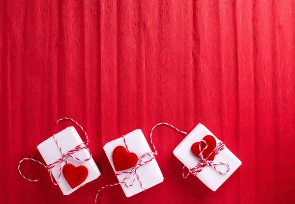 Romantyczna Pocztówka Pudełka Prezentami Sercami Czerwonym Papierowym Tle Miejsce Tekst — Zdjęcie stockowe