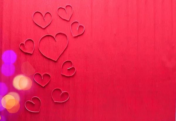 Kırmızı Desenli Kağıt Yüzeydeki Pembe Kağıt Kalplerden Üst Manzara Mesaj — Stok fotoğraf