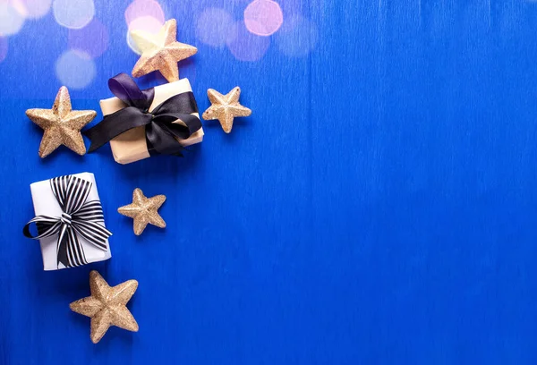 Рамка Обернутых Коробок Подарками Золотыми Декоративными Звездами Синем Бумажном Текстурированном — стоковое фото