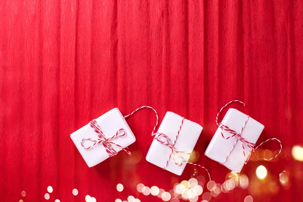 Verpackte Schachteln Mit Geschenken Auf Rotem Strukturiertem Papier Hintergrund Platz — Stockfoto