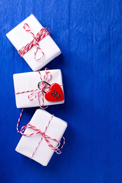 Cajas Con Regalos Candado Decorativo Forma Corazón Sobre Fondo Papel —  Fotos de Stock
