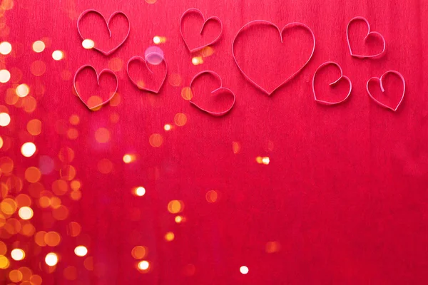 Romantik Kartpostal Kırmızı Desenli Kağıt Yüzeyde Pembe Kağıt Kalpler Üst — Stok fotoğraf