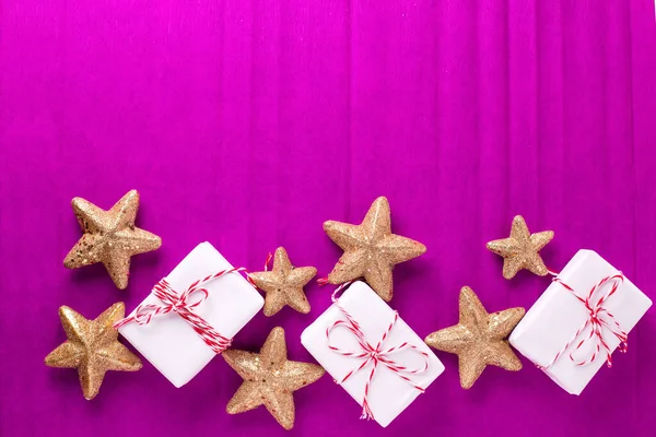 Moldura Caixas Embrulhadas Com Presentes Estrelas Decorativas Douradas Sobre Papel — Fotografia de Stock