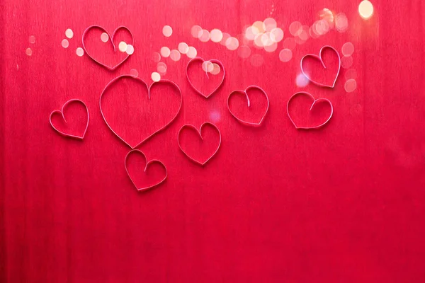 赤いテクスチャ紙の表面にピンクの紙の心 最上階だ テキスト用の場所 バレンタインデー母の日のコンセプト — ストック写真