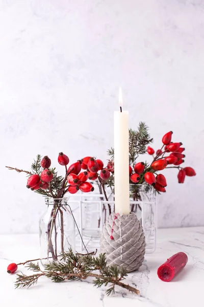 White Burning Candle Briar Berries Evergreen Bush Branches Textured Wall — Stock Photo, Image