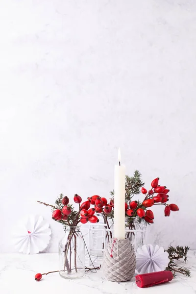 Λευκό Αναμμένο Κερί Χάρτινες Ροζέτες Μύρτιλλα Και Αειθαλή Κλαδιά Θάμνων — Φωτογραφία Αρχείου