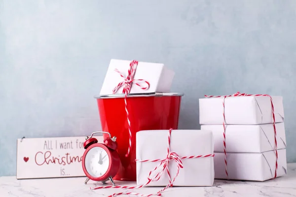 Képeslap Csomagolt Dobozok Ajándékokkal Tábla Karácsonyi Szavakkal Piros Óra Ellen — Stock Fotó