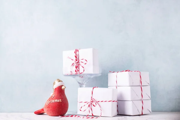 Postkarte Mit Verpackten Schachteln Mit Geschenken Und Rotem Rotkehlchen Vor lizenzfreie Stockbilder