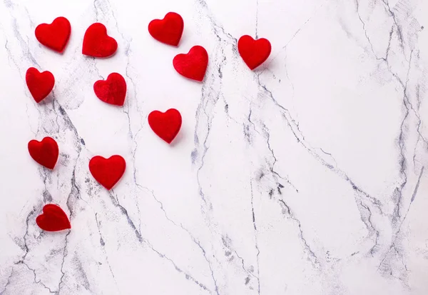 Valentijnsdag Achtergrond Romantisch Ontwerp Rode Harten Witte Marmeren Achtergrond Bovenaanzicht Stockfoto