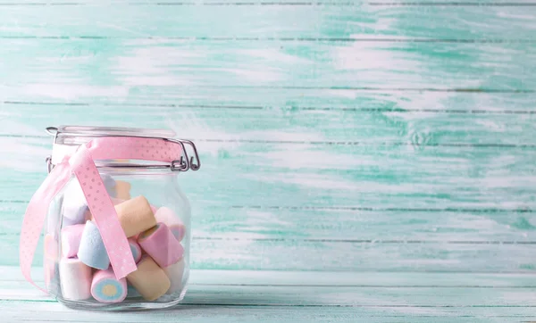 Glas Mit Bunten Süßen Marshmallows Auf Türkisfarbenem Holzhintergrund Platz Für Stockbild