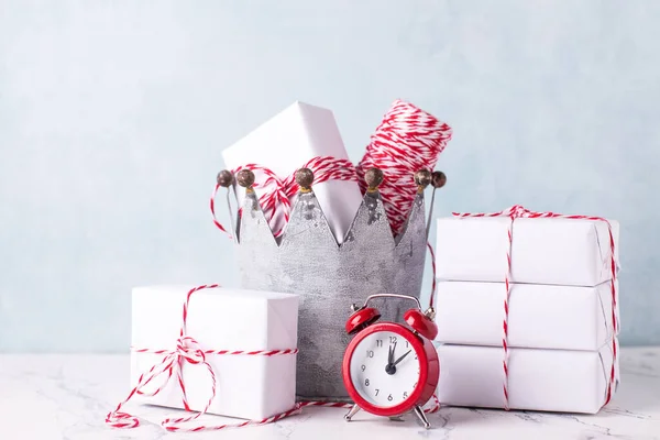 Postkarte Mit Roter Uhr Und Verpackten Schachteln Mit Geschenken Dekorativer Stockfoto