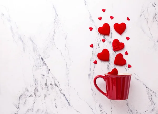 Sevgililer Günü Yatıyordu Büyük Küçük Kırmızı Kalpler Beyaz Mermer Arka Stok Fotoğraf