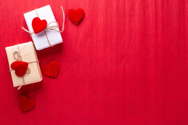 ロマンチックなはがき 赤い紙の質感の背景に心を持つプレゼント付きの箱 テキスト用の場所 最上階だ 聖バレンタインデー母の日の絵葉書 ストック写真