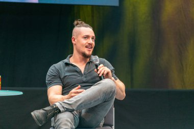 STUTTGART, GERMANY - 29 Haziran 2019: Alexander Dreymon (* 1983, Alman aktör ve film oyuncusu), Comic Con Germany Stuttgart 'taki iki günlük hayran toplantısı olan film endüstrisindeki deneyimleri hakkında konuşuyor.