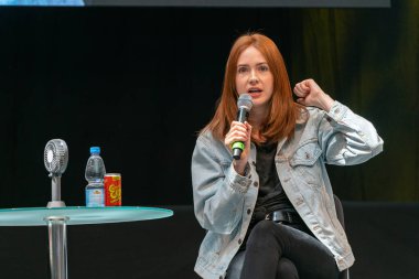 STUTTGART, GERMANY - 29 Haziran 2019: Karen Gillan (* 1987, İskoç aktris ve eski model), Comic Con Germany Stuttgart 'taki iki günlük hayran toplantısı olan film endüstrisindeki deneyimleri hakkında konuşuyor.