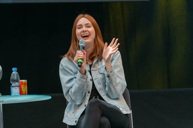 STUTTGART, GERMANY - 29 Haziran 2019: Karen Gillan (* 1987, İskoç aktris ve eski model), Comic Con Germany Stuttgart 'taki iki günlük hayran toplantısı olan film endüstrisindeki deneyimleri hakkında konuşuyor.