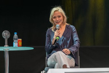 STUTTGART, GERMANY - 29 Haziran 2019: Pom Klementieff (* 1986, Fransız aktris), Comic Con Germany Stuttgart 'taki film endüstrisindeki deneyimleri hakkında konuşuyor.