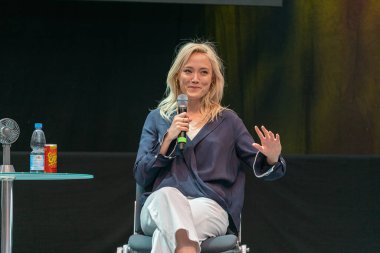 STUTTGART, GERMANY - 29 Haziran 2019: Pom Klementieff (* 1986, Fransız aktris), Comic Con Germany Stuttgart 'taki film endüstrisindeki deneyimleri hakkında konuşuyor.
